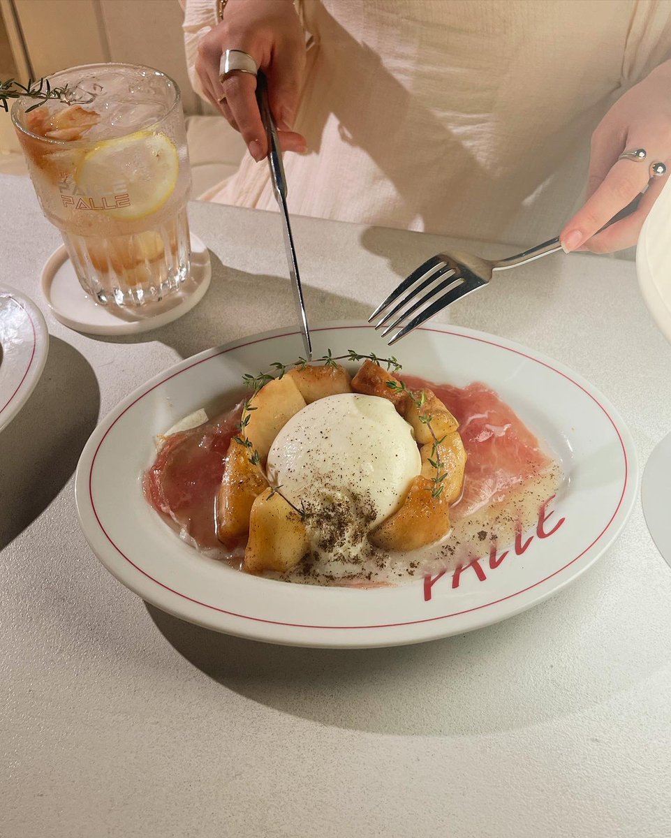 168_cherry2's tweet photo. 新大久保にあるルーフトップバー 『 PALLE TOKYO 』🍸🌙

お洒落だし美味しい！
デートや女子会におすすめっ✨ https://t.co/6lYqF5YPFq