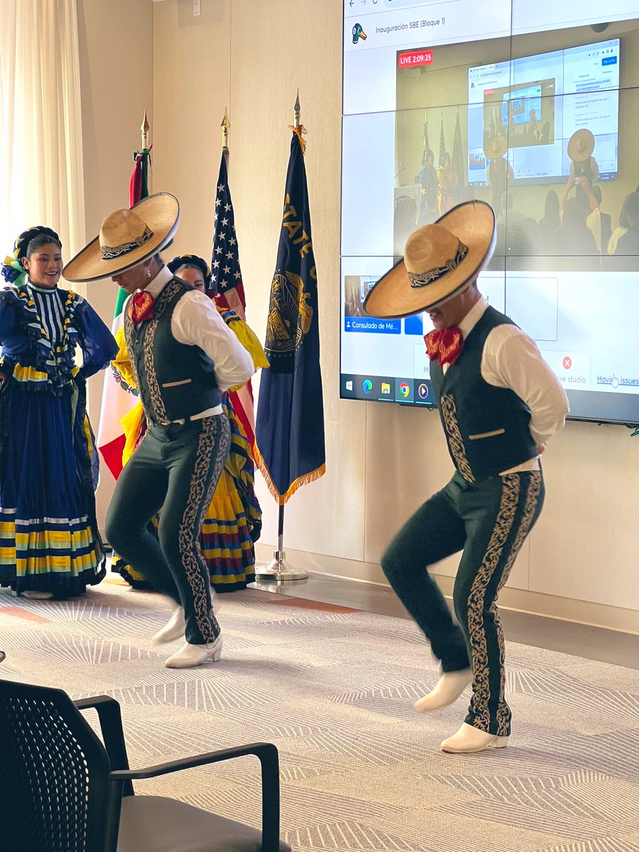 VickLopezS's tweet photo. What a pleasure to attend the 6th Binational Education Week "Education Beyond Borders" today sponsored by @ORDeptEd and Mexico Consulado de Portland, and connect with educational leaders from Mexico &amp; across Oregon. https://t.co/toS8W7Pn8y