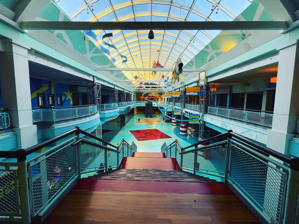 SalvatoreAmadeo's tweet photo. Cincinnati Mills was one of the most beautiful places on earth.  It’s been on my mind a lot lately. 

#exlog #salguido #dmodfam 

https://t.co/XfFE1L6cd6 https://t.co/VdmaUP2ljw