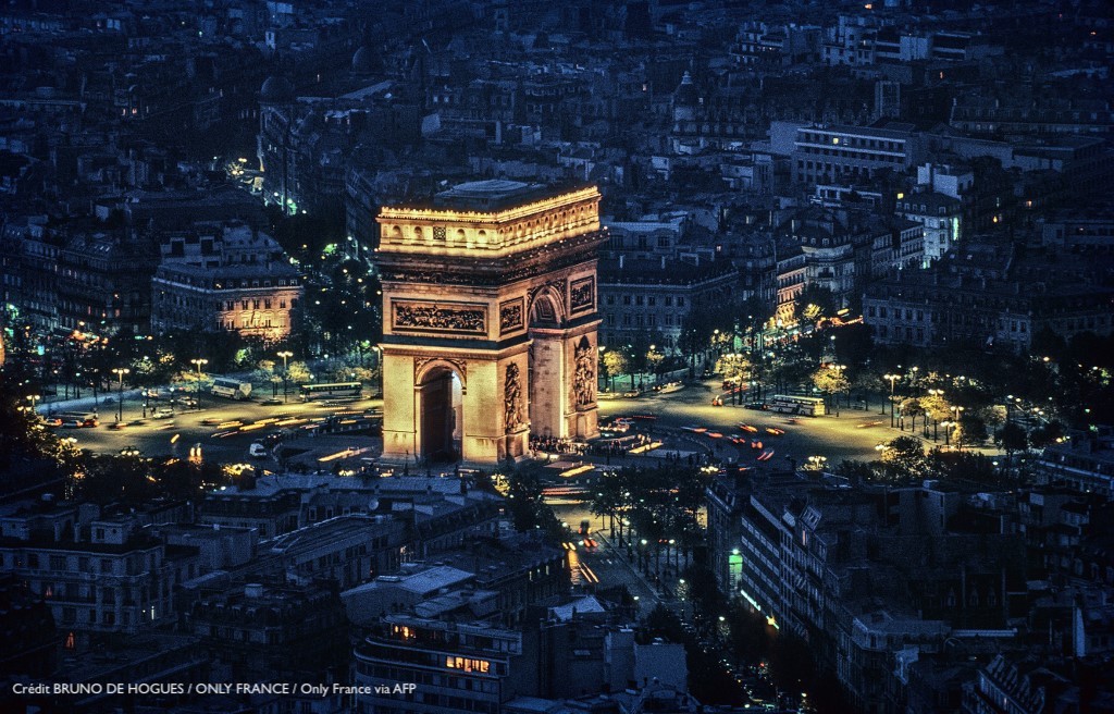 #CeJourLà | Le 15 août 1806, la première pierre de l'Arc de Triomphe est posée. Décidée par Napoléon au lendemain de la bataille d'Austerlitz, la construction de l'édifice s'achève en 1836.