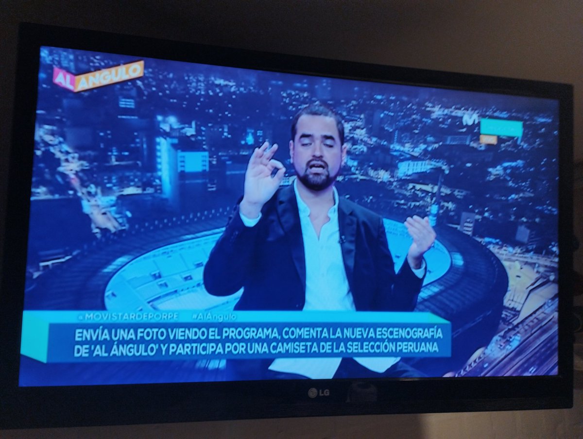TarikoSan's tweet photo. @MovistarDeporPe #alangulo Franco haciendo el gesto de "gran calidad" de la nueva escenografía. 
Felicitaciones a todos. Ya tocaba una escenografía de nivel internacional. https://t.co/z2VYbWDXpx