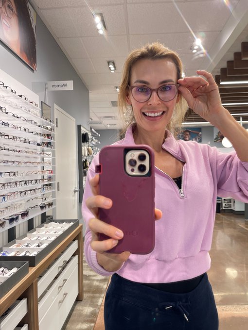 Admiring a mum in glasses like 😍👓✨ https://t.co/QZ4AFPYAaC
