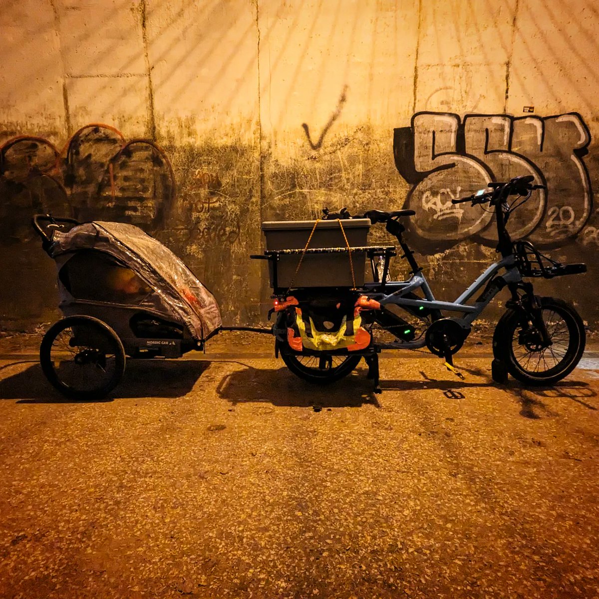 I decided on a longer ride to do the weekly shop so took the trans-penine trail to penistone in the pouring rain, we're not made of sugar eh. Halley might not have been impressed but I loved it. 

#tern #ecargo #cargobike #leavethecareathome #getshitdone #betterbybike