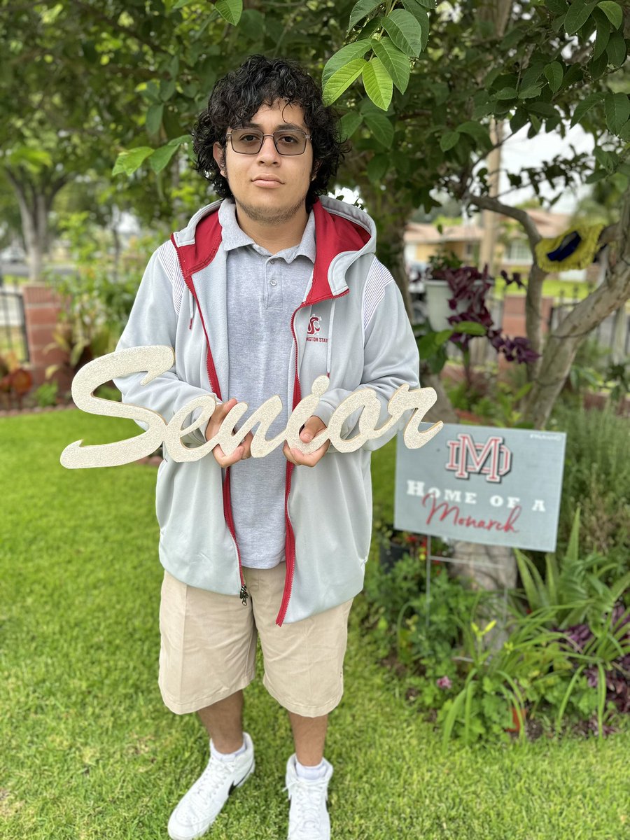 nena0107's tweet photo. #classof2024🎓 ##senioryear2024
#materdeihighschool #lastfirstdayofhighschool #highschoolmemories https://t.co/VaLPALeXlv