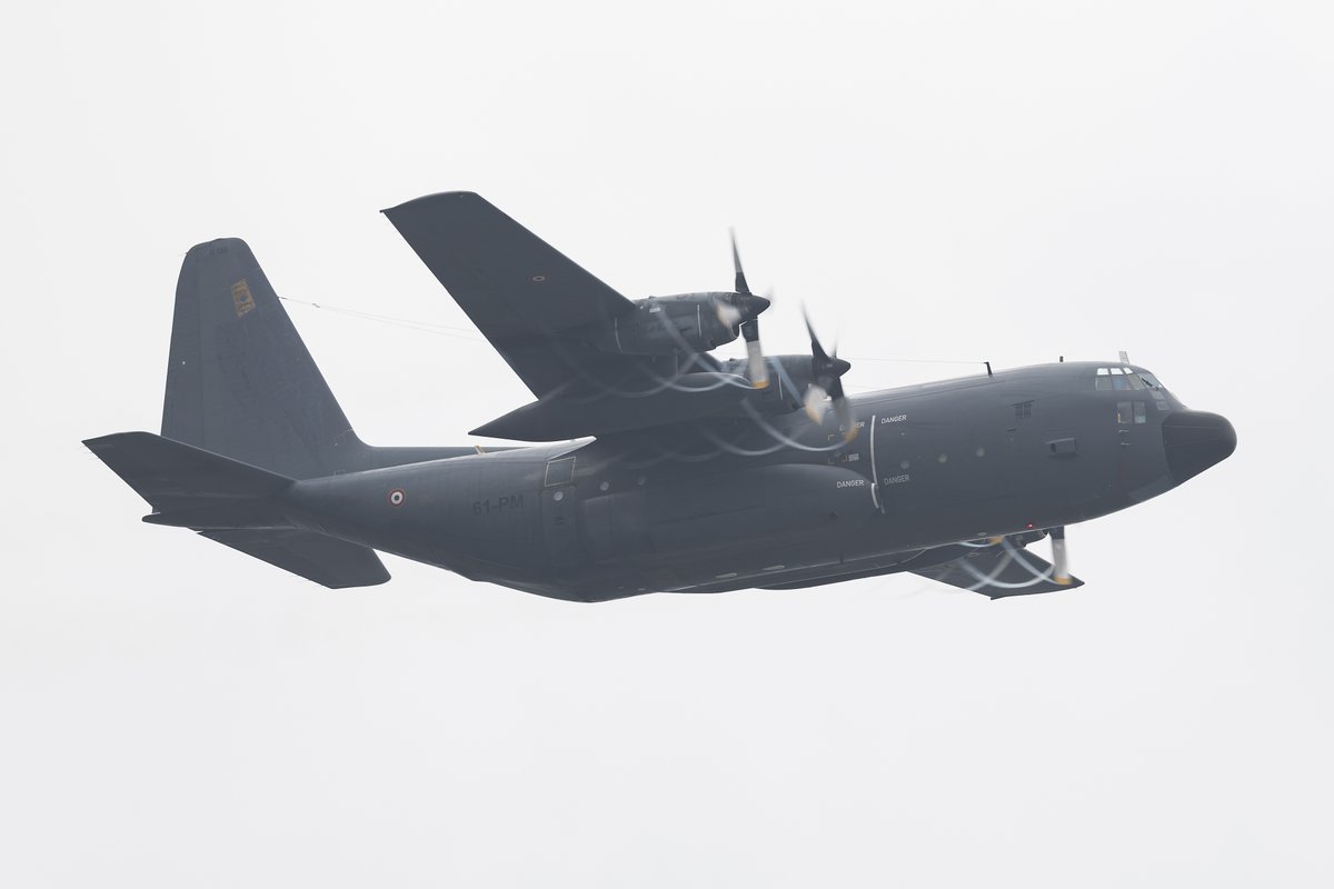 Golf9Photos's tweet photo. Spiral Prop Vapor in the heavy rain😁☔️
C-130H 61-PM ET2.61 FAF
#AvGeek #c130 #Orleans #FrenchAirForce #ctm1408 #yokota #UNSOFA #aviation #aviationphotography #planespotting https://t.co/LatPiJxRIN