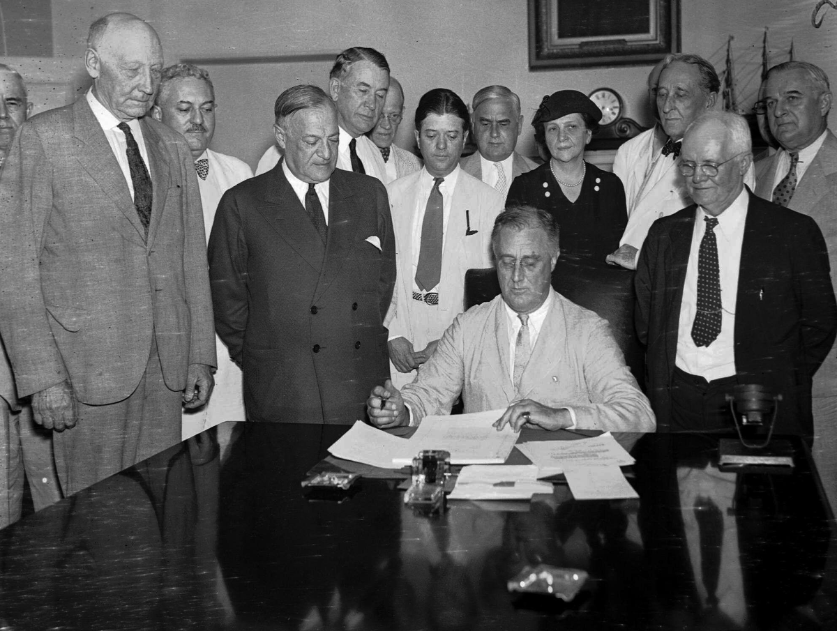 RepRickLarsen's tweet photo. OTD in 1935 ✍️➡️ FDR signed into law the #SocialSecurity Act to ensure Americans would have basic economic security. 

Today, I am working with @HouseDemocrats
to protect, expand &amp; enhance benefits for current &amp; future recipients. #SocSec88 https://t.co/kPsvBSYXUx