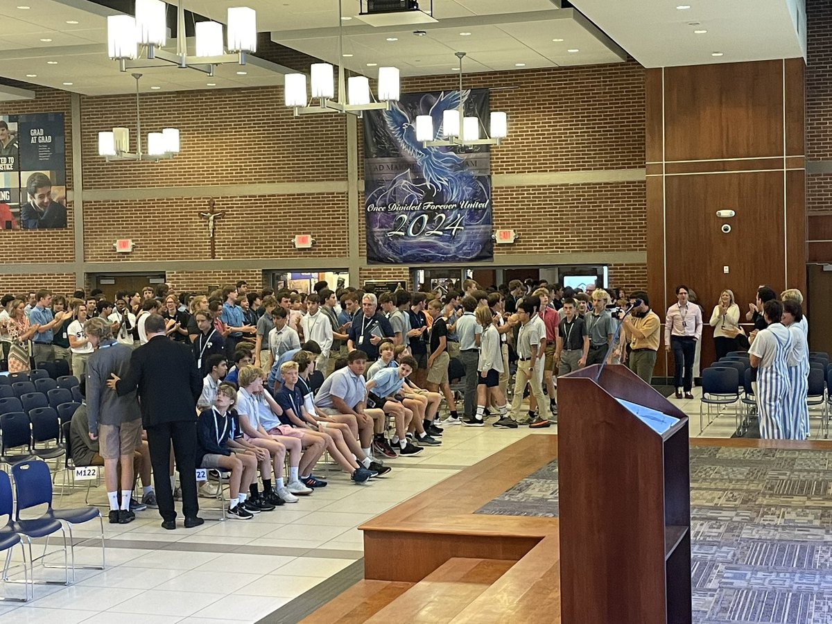 SLUHStudentLife's tweet image. Welcoming the freshmen with a standing ovation and a communal hug as they entered the Si Commons at today’s Convocation. @sluhjrbills