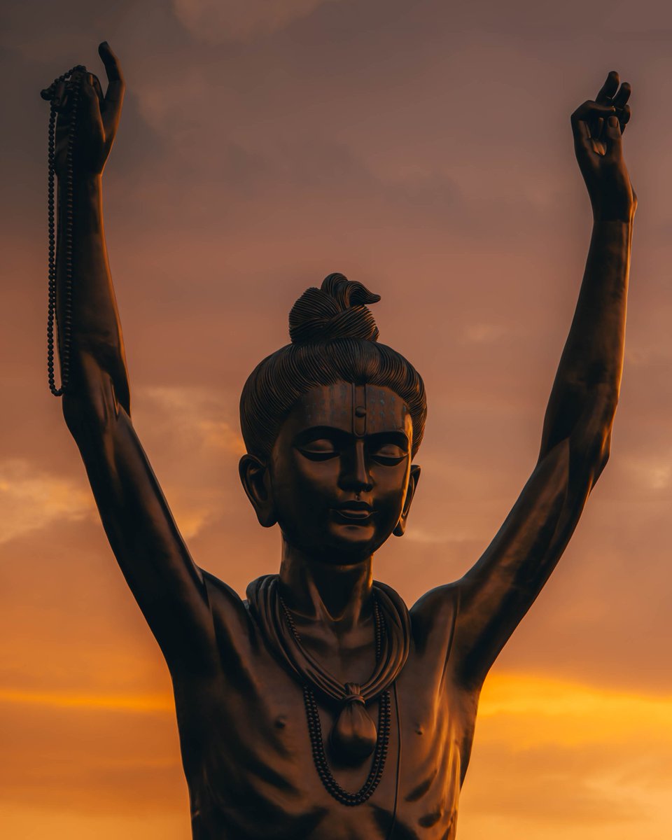 akshardham_usa's tweet photo. As the sun bids its golden farewell, the silhouette of Nilkanth Varni stands in silent reverence. The tranquil orange sky mirrors the hues of devotion, casting a canvas of creativity across the horizon. 🌅🙏

#Akshardham #DuskDivinity #SpiritualSplendor https://t.co/NbnFUCxGeV