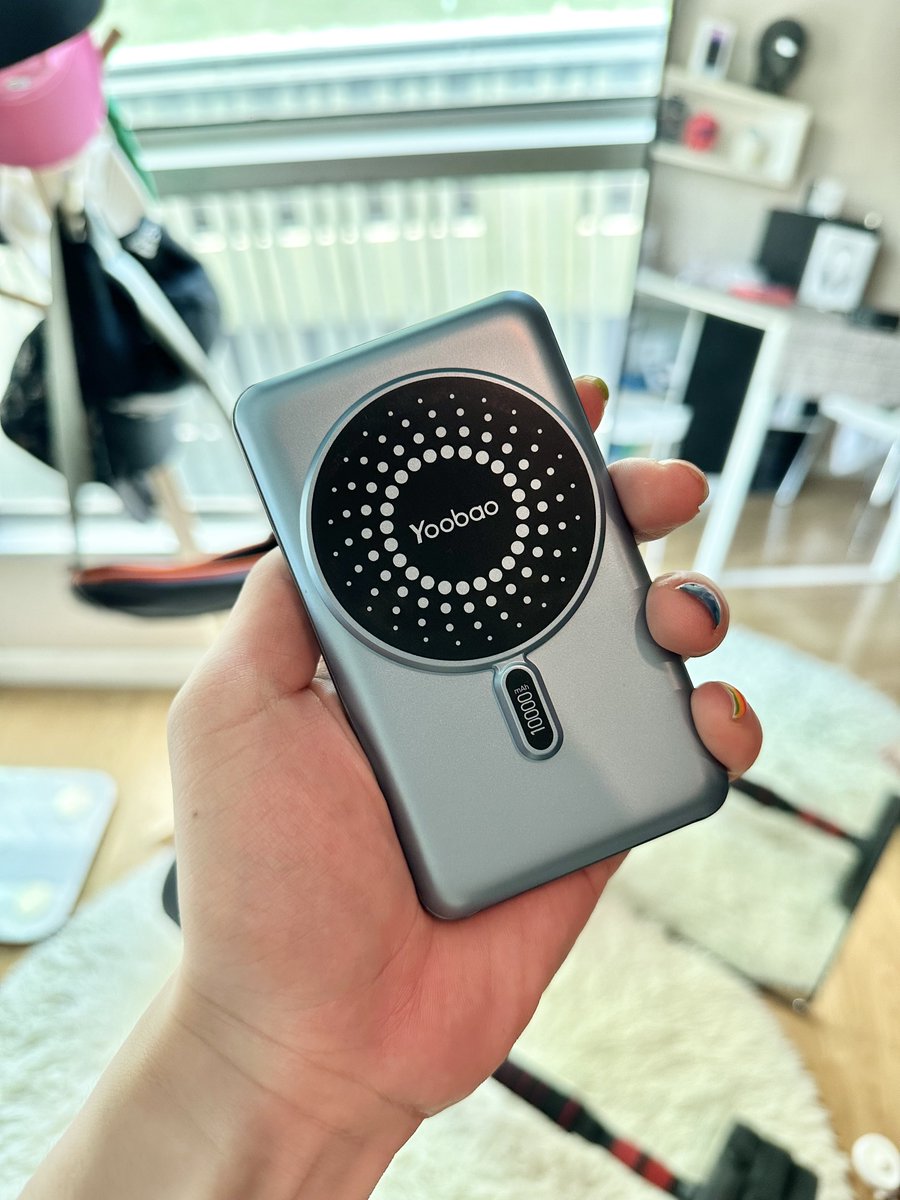 BrightMinho's tweet photo. Yoobao แกก็เริ่ดเกิน ยี่ห้อ Power Bank ในตำนานที่หลายคนรู้จัก 
10,000 mAh น้ำหนักพกพาได้ ไม่หนักไป
แต่ทีเด็ดคือ มีสาย Lightning ชาร์จ iPhone และ Type-C ในตัว ไม่ต้องพกสายเพิ่ม !!
 มีพอร์ต USB และ Type-C ให้ชาร์จอีก
แน่นอนรองรับชาร์จไว PD และยังรองรับ MagSafe อีก คือตัวนี้ครบมากก https://t.co/jxRlk71muX