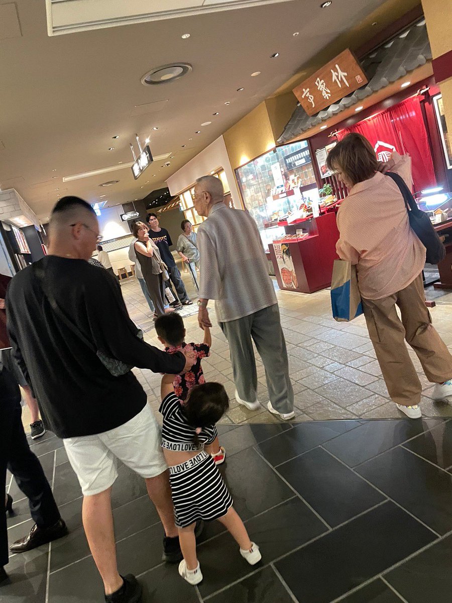 9_31ced's tweet photo. お盆帰省
仁紫ちゃんは初めてのじいじ(ひいじいちゃん) https://t.co/IzNmmhTh0S