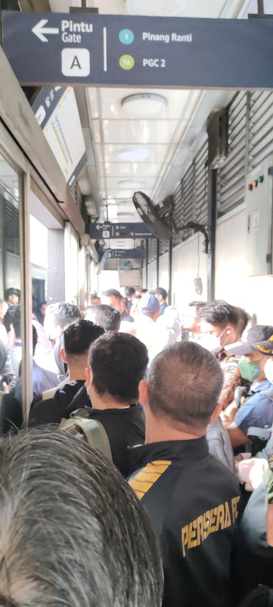 baguspprasojo's tweet photo. @PT_Transjakarta ini kenapa yak 2penuh bet?
Tolong diperhatikan ketersedian bus terutama 9 &amp; 9A + halte nya di Senayan JCC.. https://t.co/ZnvJwL7hPn