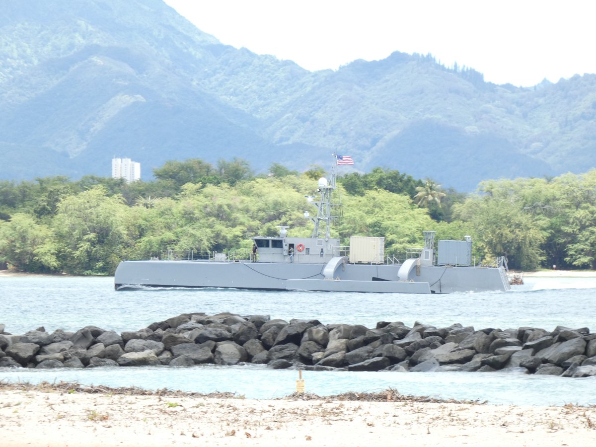 WarshipCam's tweet image. U.S. Navy unmanned surface fleet heading into Pearl Harbor - August 14, 2023 

* USV Mariner
* LUSV Ranger
* USV Sea Hunter
* USV Seahawk

SRC: TW-@ES12071207