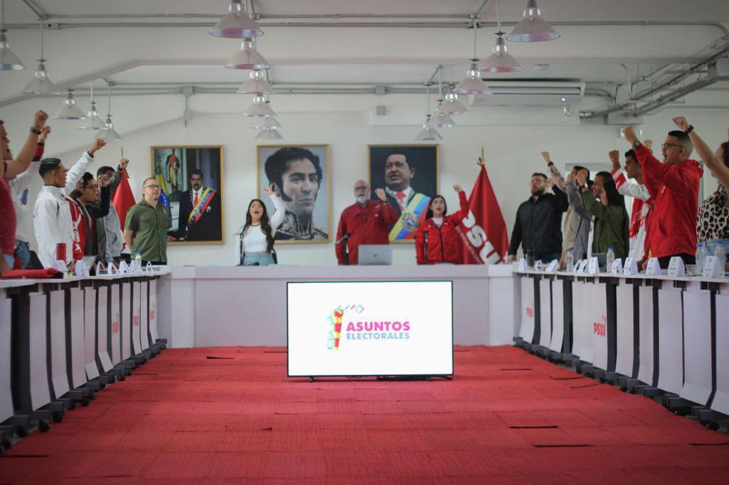 AmeliachPSUV's tweet photo. Que gratificante es compartir con nuestra juventud revolucionaria. Extraordinario encuentro de trabajo con la Comisión de Asuntos Electorales de la JPSUV. El entusiasmo de los responsables en cada estado y los municipios capitales es contagioso y sus análisis proyectan un futuro victorioso para la Revolución Bolivariana.