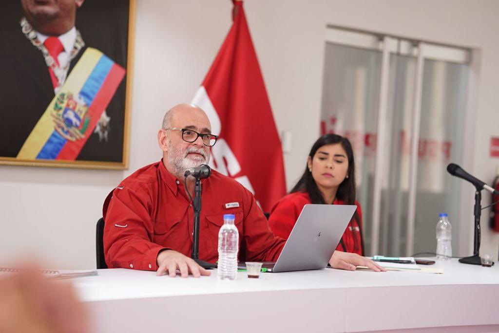 AmeliachPSUV's tweet photo. Que gratificante es compartir con nuestra juventud revolucionaria. Extraordinario encuentro de trabajo con la Comisión de Asuntos Electorales de la JPSUV. El entusiasmo de los responsables en cada estado y los municipios capitales es contagioso y sus análisis proyectan un futuro victorioso para la Revolución Bolivariana.