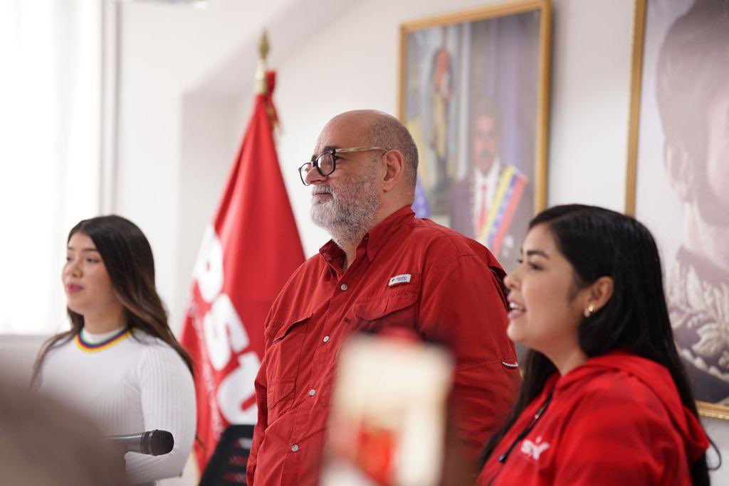 AmeliachPSUV's tweet photo. Que gratificante es compartir con nuestra juventud revolucionaria. Extraordinario encuentro de trabajo con la Comisión de Asuntos Electorales de la JPSUV. El entusiasmo de los responsables en cada estado y los municipios capitales es contagioso y sus análisis proyectan un futuro victorioso para la Revolución Bolivariana.