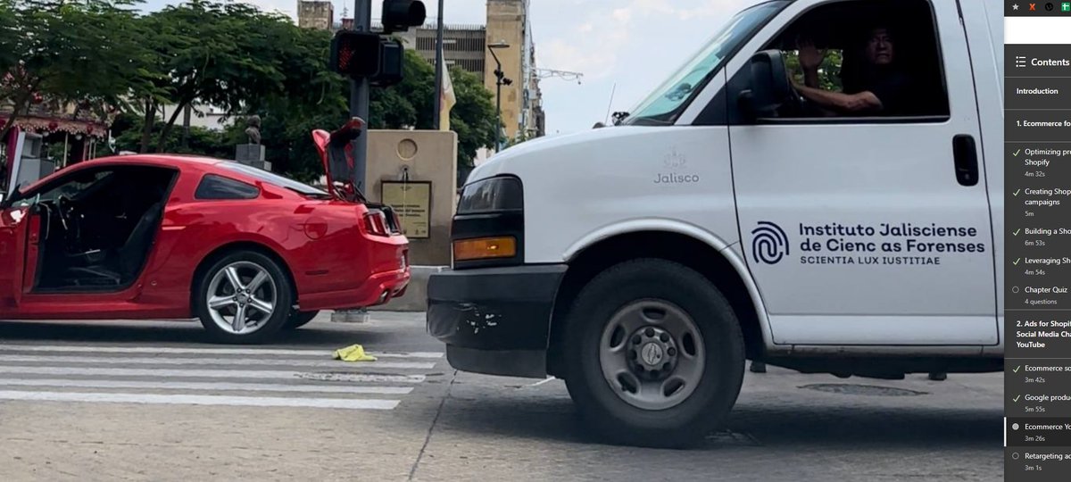 BalaceraGDL's tweet photo. Un hombre murió y otro resultó herido tras un ataque a balazos en pleno Centro de Guadalajara.
El hecho se registró sobre la calle Reforma entre Mariano de la Bárcena y Contreras Medellín.
El ataque provino desde dos vehículos que lo iban persiguiendo al Mustang Rojo #BalaceraGDL https://t.co/FtbCnidVpp