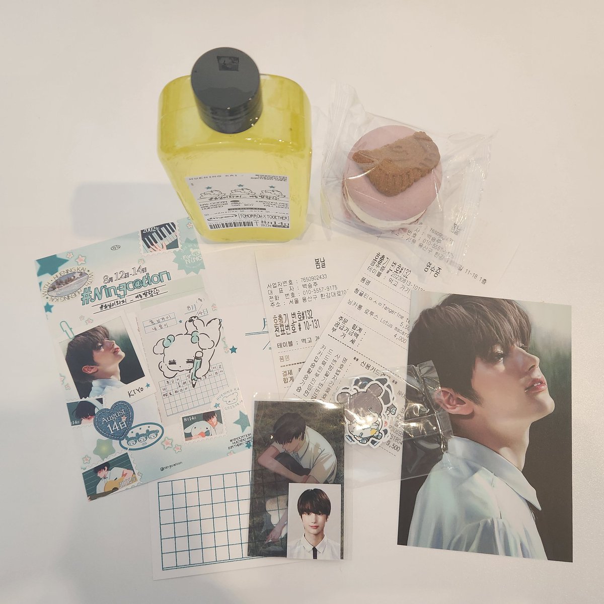 카페 봄날
#휴닝이와의_여름방학
#Summer_Ningcation
가장 처음 봤던 생카 공지! 였는데 그 때의 감동을 그대로 받은 거 있죠 ㅠ.ㅠ 휴닝이와 함께하는 방학...!!! 그래서인지 카페 분위기도 너무 편안했어요. 총대분들도 너무너무 다정하셔서 저 그냥 카페에 하루종일 있구싶었잖아...🩵