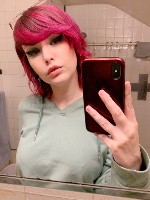 she says she&rsquo;s no good with words but i&rsquo;m worse 🥀❤️✨ https://t.co/e44xlGVlpi<a href="/tag/mvsales"class="tags"><span>#mvsales</span></a>