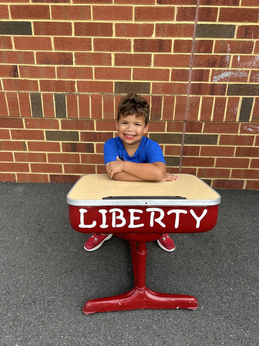 Kaidan enjoyed popsicles at the park with our one of our favorite principals!!  @LCPSLiberty  @LIBPrincipal