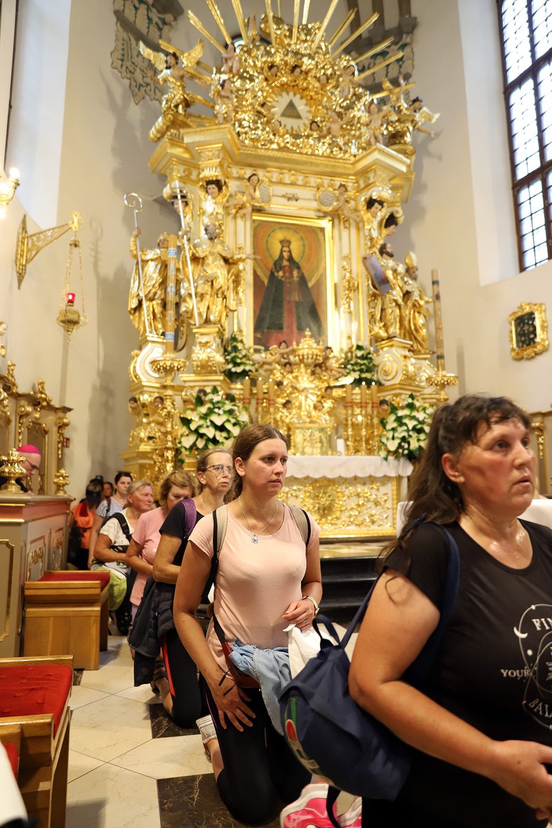 oblaci_pl's tweet photo. Prymas Polski w Kodniu: "Przychodzimy więc tutaj, aby się od Niej uczyć tej szczególnej miłości do Jezusa"
#Kodeń #oblaci #300LatKoronacji #prymas #TuBijeSercePodlasia #nieszpory @prymasowska @EpiskopatNews https://t.co/I4hUlvrLvK
