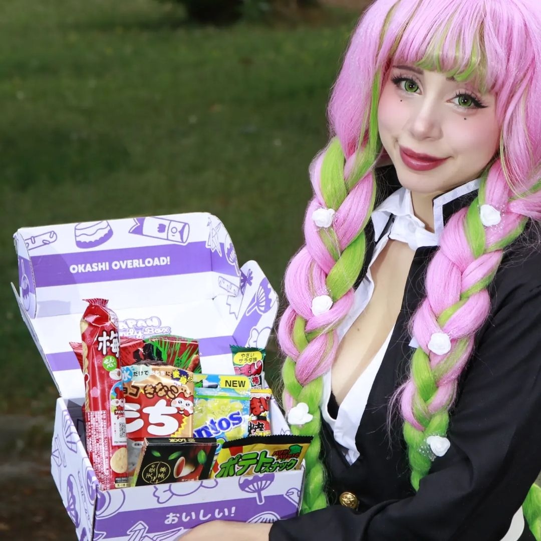 JapanCandyBox's tweet photo. 💯 Our June box is Mitsuri-approved! 🍡 Marisa (pandebarraw) loved her box of Japanese goodies! 😍 Her favorite? Of course, the matcha-flavored snacks! 🍵🥰
#japancandybox #japanesecandy #japanesesnacks #demonslayer #demonslayercosplay #mitsuri https://t.co/Ck1oTPHdmu