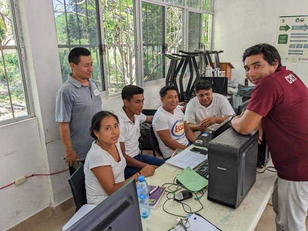 RnfrstAll_Latin's tweet photo. Quince estudiantes del Centro de Bachillerato Tecnológico Forestal No. 7 han adquirido nuevas habilidades al dominar la herramienta #GreenValue. Con ella podrán realizar un análisis detallado de los costos de producción de #madera y productos no maderables🌳 🤝 https://t.co/PpbtB97BAk