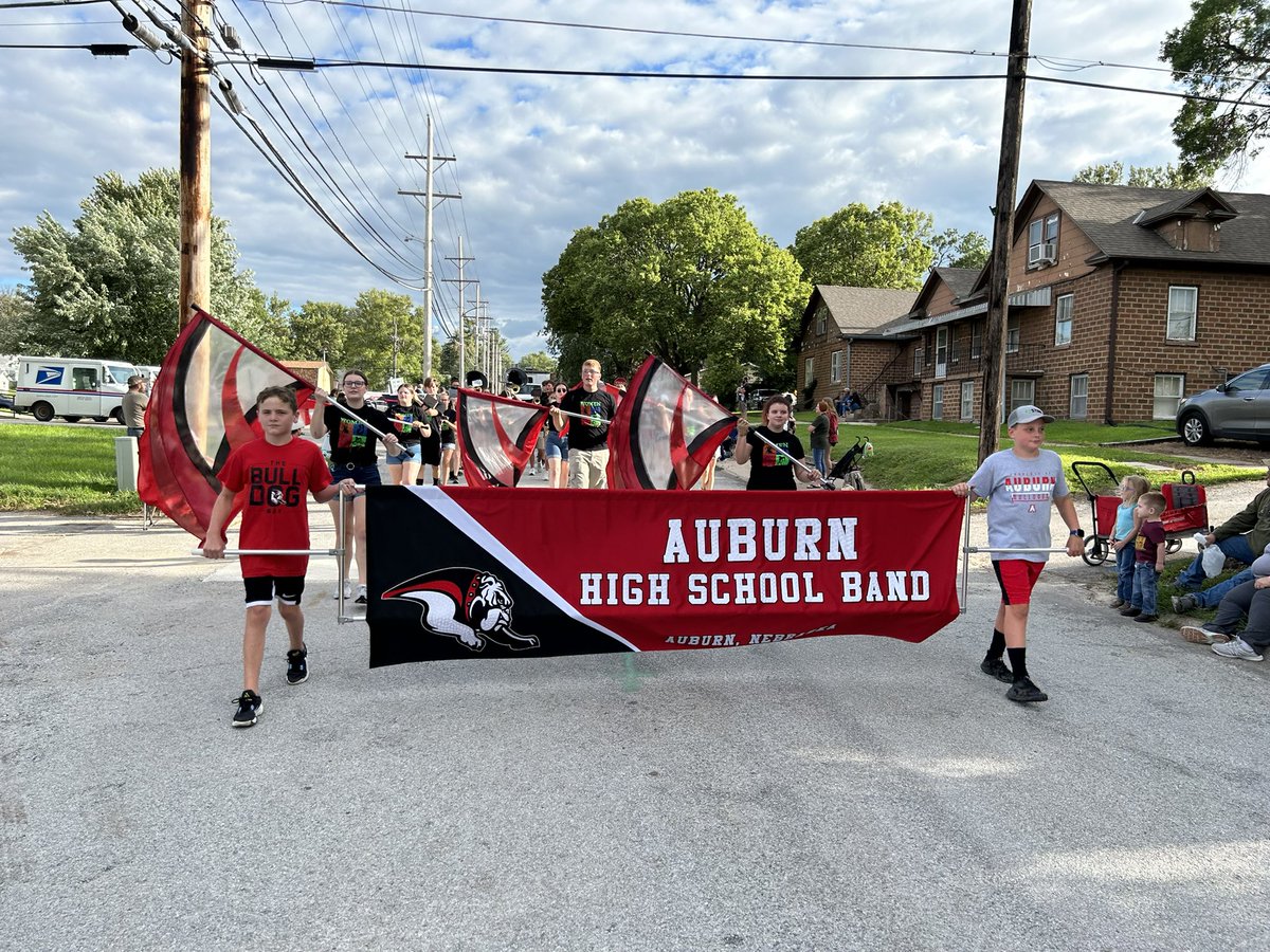 APSBulldogBands's tweet photo. Excellent job by the MS and HS Bands tonight in the Nemaha County Fair Parade! Keep up the great work! #thebulldogway🐾🎼🎶 https://t.co/CYApieqByQ