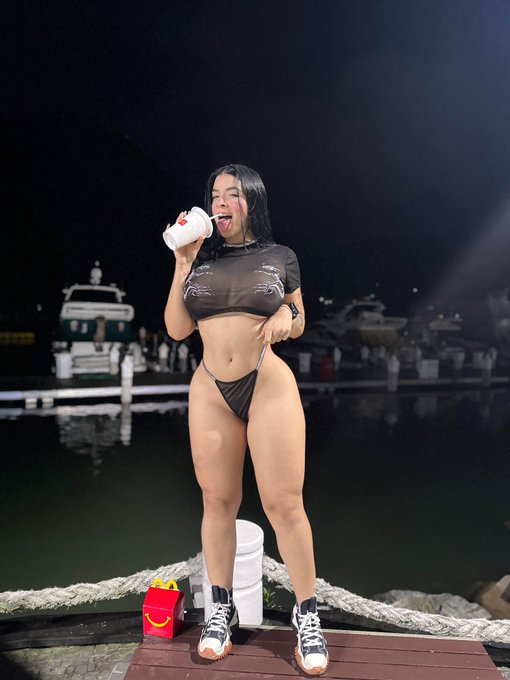 Alguien quiere una big Mac? 🥵 Ya vieron el &uacute;ltimo v&iacute;deo que sub&iacute; a pagina azul ? 🤭😋  https://t.co/xs1IKRw8MP