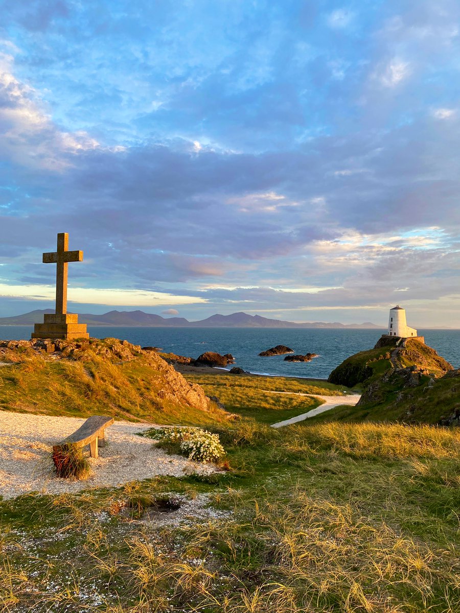 Os adra yw galon, ma darn fawr o fy nghalon yn Nghymru.