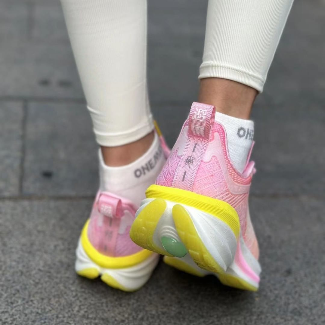 OnemixGuo's tweet photo. Breathable, lightweight, and bouncy running shoe!
The color is so cute!😍

#jumprope #footwork #sportsgirl #sports #fitness #training #run #runner #shoes #sneakers #jumping #roadruner #tiktok #onemix #marathon #trackandfield #runners #life #gym #football #running https://t.co/WtkIdIiDRW