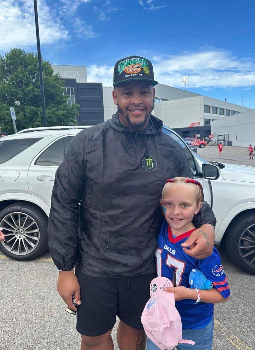 slo__2010's tweet photo. @DDawkins66  thank you so much for taking the time for a photo with my daughter after the kids game! It’s all she talked about the rest of the weekend! Go BILLS💙❤️ https://t.co/lAa4NtRWTj