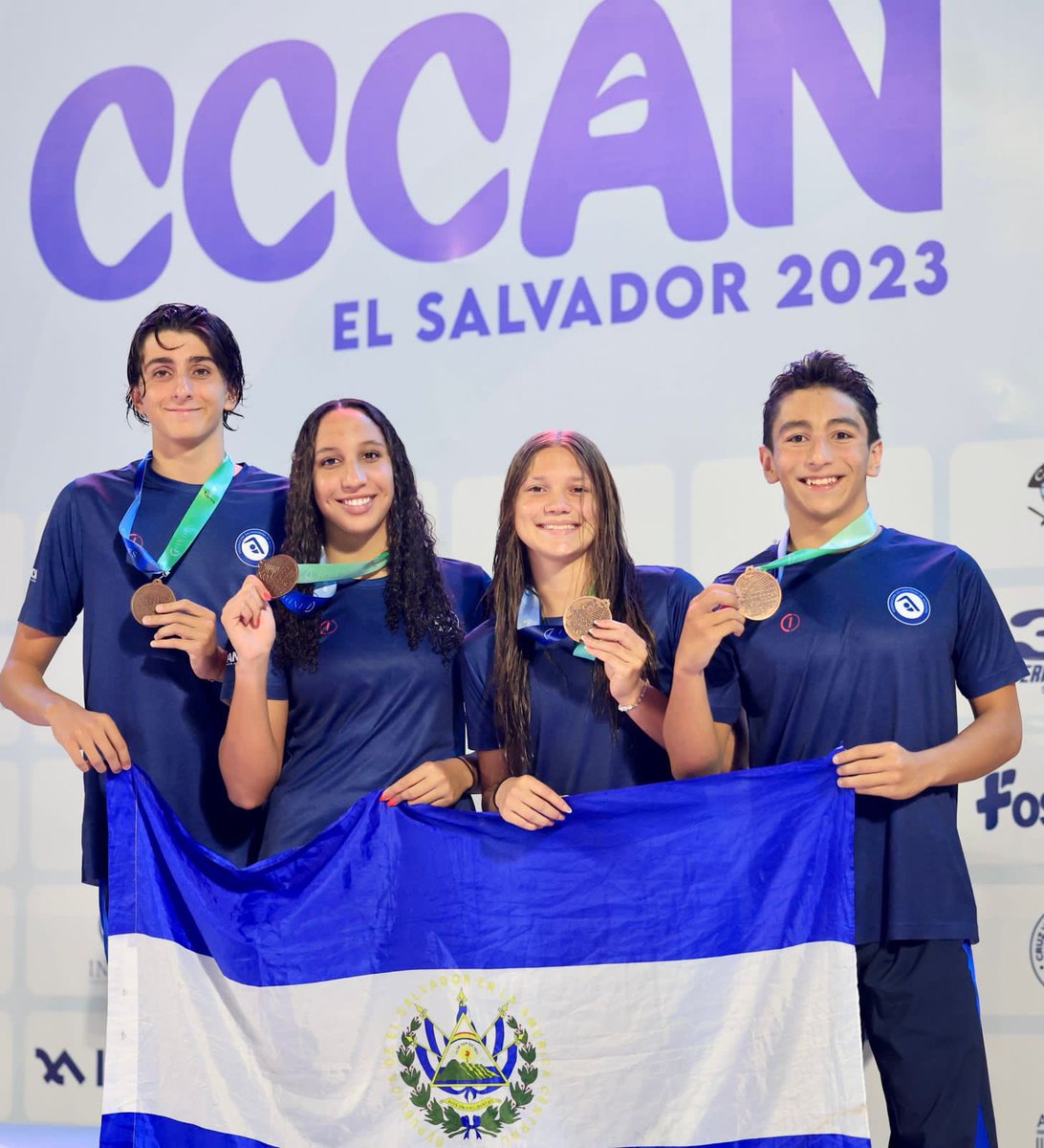 indeselsalvador's tweet image. 🏊🏻‍♀️🏊‍♂️🇸🇻🥉

¡LA PRIMERA MEDALLA PARA EL SALVADOR! 🤩👏🏼

Filippo Pilenga, Ivanka Bukele, Elena Amos y Rodrigo Ventura lograron un tiempo de 1:45.45 minutos y ganaron bronce para El Salvador en el relevo mixto 4x50 m libre, categoría 15-17 años, la primera presea cuscatleca en el…