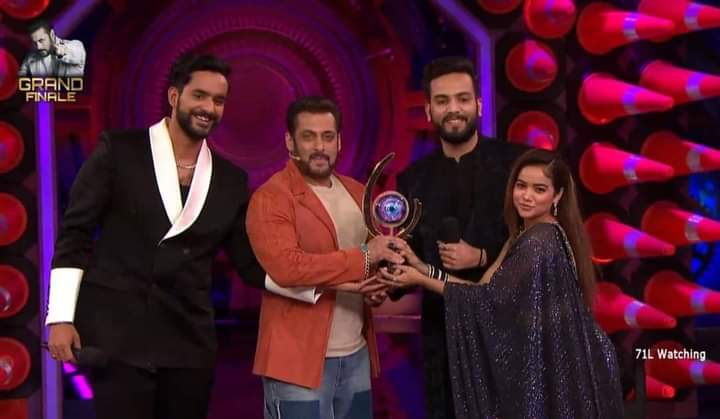 Hrirhik147's tweet photo. रहना है तो सिस्टम के नीचे रहना पड़ेगा @ElvishYadav
#WINNER #system #Congrets
#BiggBossOTTSeason2 https://t.co/Yt6FYVxJOL