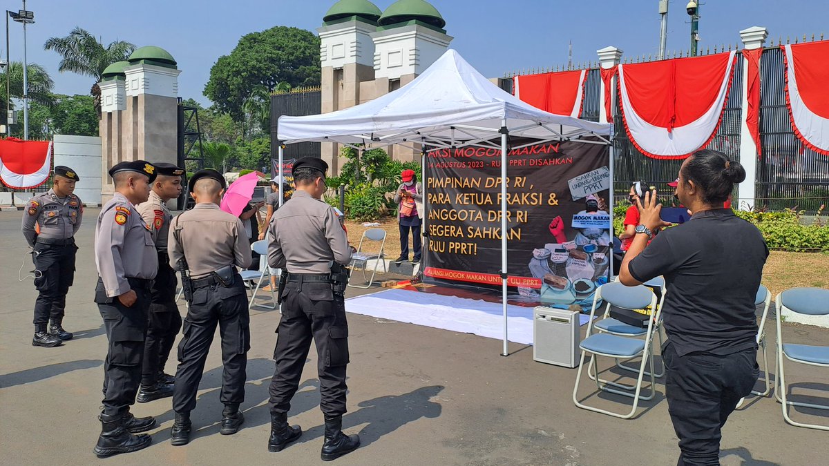 SatriyaniPit's tweet photo. Police surrounded dozens of domestic workers or "Pekerja Rumah Tangga" in the latter's first series of hunger strike by the national parliament in Jakarta and regional parliaments in 5 other cities in Indonesia, for a Law on Domestic Workers Protection.
https://t.co/Na1P1DESkm https://t.co/a5aNtkYsd6
