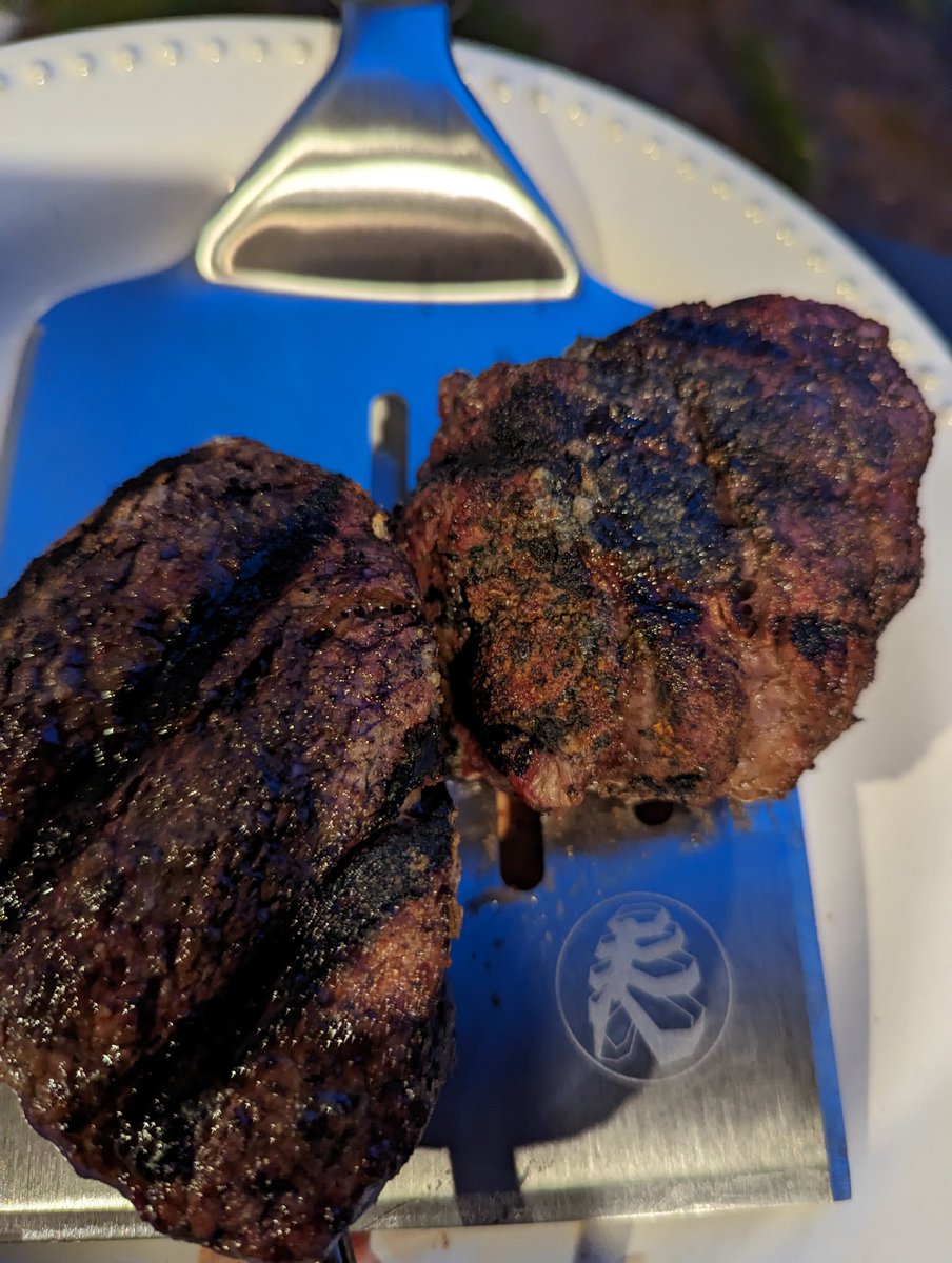 evert_eriksson's tweet image. Two awesome reverse sear steaks from #SRF and smoked on #recteq.