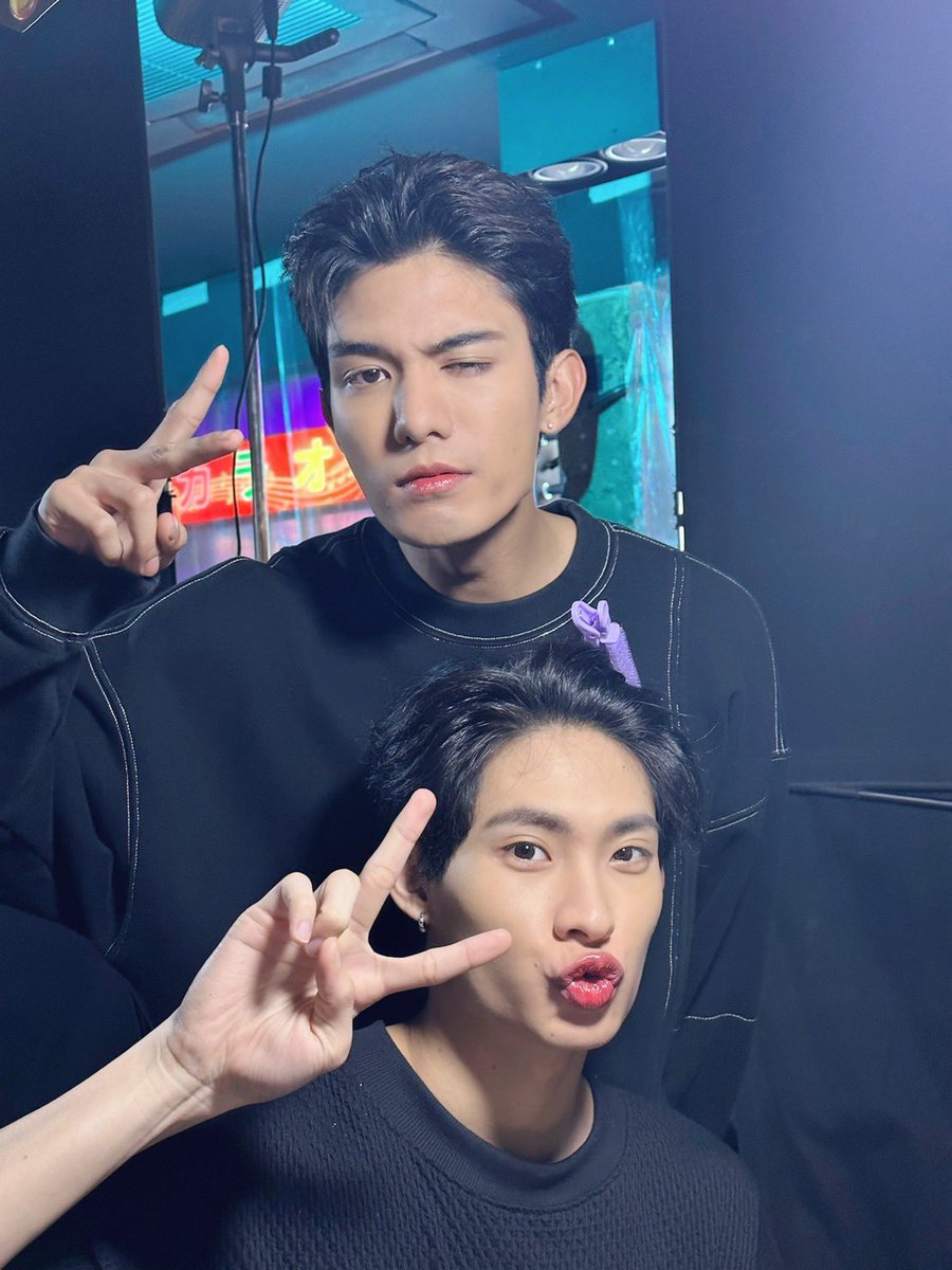 Good morning ชาวออฟฟิศ ☀️

2+2 = 4
🎬 Q4 มาแล้ววว เช้านี้พี่คิงกับน้องไม้ตอกบัตรเข้าทำงานก่อนใครเพื่อน ✨

ฝากชาวออฟฟิศส่งกำลังใจให้ทั้งสองคนด้วยนะคะ 🥰

#พี่เจตคนกลางQ4