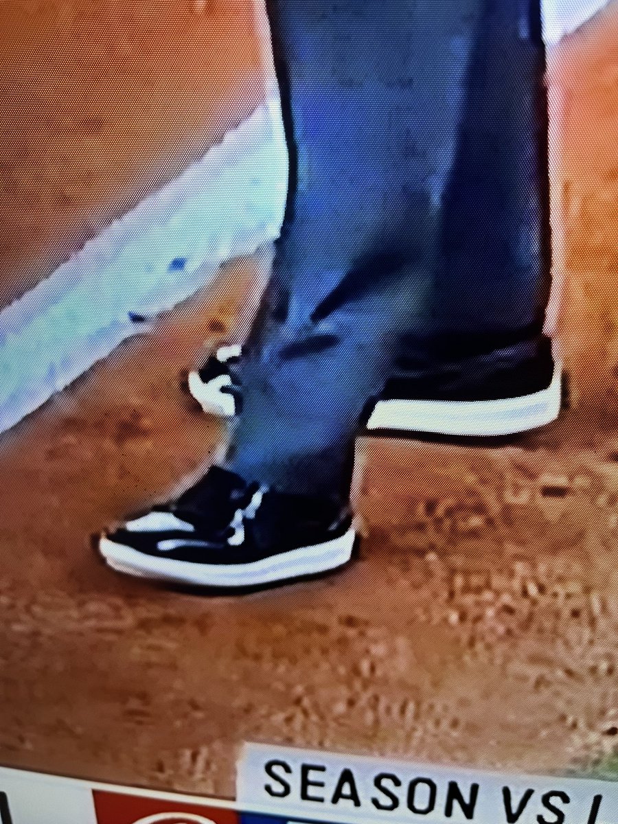 __Jason1__'s tweet photo. What kind of shoes is John Tumpane wearing? @HWumpireschool https://t.co/fKWCBbH8UK