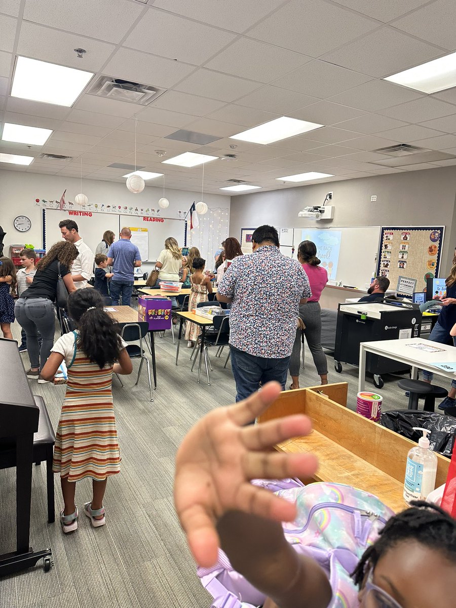 Mrs_Ayala_'s tweet image. Meet the Teacher Night was a success!  So excited for year #13.  It’s going to be magnificent @JonesAcademy1 #sololomejor