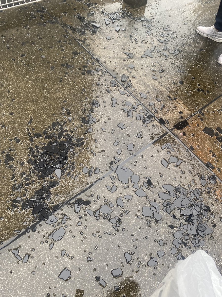 cherrygreeeen82's tweet photo. 皆さん台風大丈夫ですか？

Bonfireの屋上にあった
ガラステーブルのガラス板が飛んで
粉々になりました。
(朝9時頃確認)
風が強くなってるので皆さん外に出かける際はほんとに気をつけてください🥺

西田辺駅周辺で行くところ難民になってる人はBonfireで休んでもらって大丈夫なのでお声かけ下さい！ https://t.co/mb9Ask3Jad
