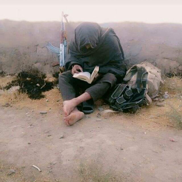 qarisa3eed's tweet photo. د فزیک قوانین وایي چې د کلاشینکوف مرمۍ په امریکایي زغروالو وسائطو تاثیر نه لري.
خو دې طالب بیا هم له کلاشینکوف سره کمین نیولی. باور مو دا دی چې امریکایان مو په ټوپکو نه دي ایستلي. بلکې قرآن ووهل او د سپیڅلو مجاهدینو د ایمان حرارت د فولادو زور اوبه کړ.
#اسد۲۴ https://t.co/M9ek5hH4c3
