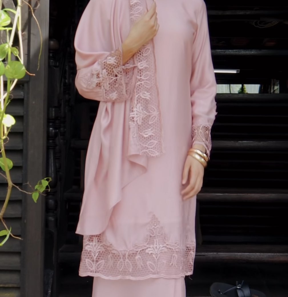 This kurung sulam kerawang will make your tunang outfit so classy and stunning !

#MighaYeapShop