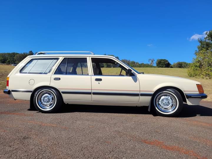 Suka Mobil Tua tweet media