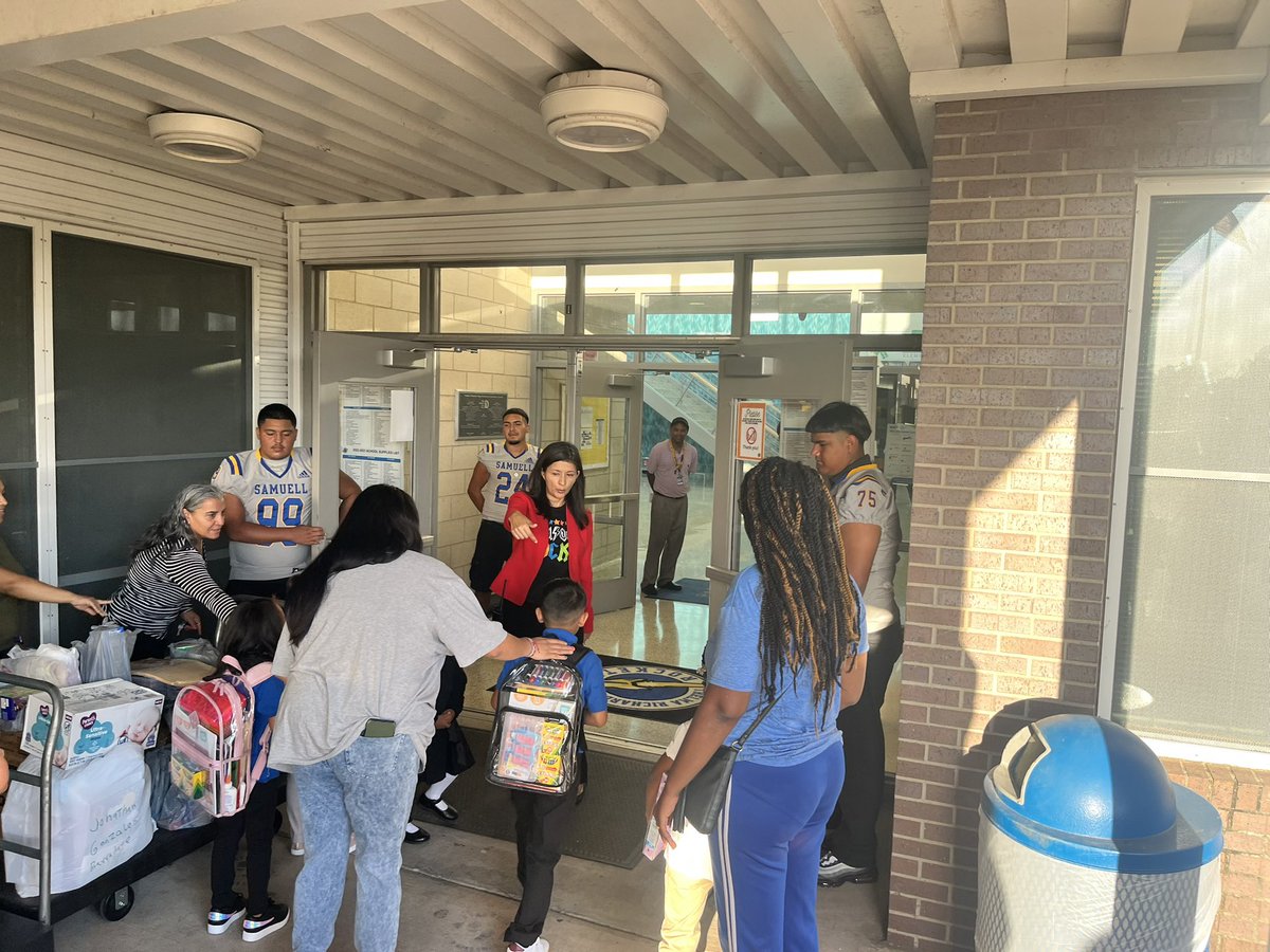 _SpartaFootball's tweet photo. The Samuell Football Program helped get the school off to a Great Start at Thelma Richardson Elementary School. Future Spartans. https://t.co/1W6psNJs3u