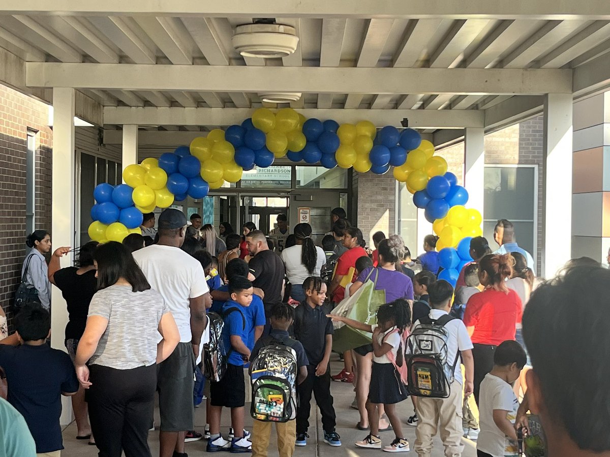 _SpartaFootball's tweet photo. The Samuell Football Program helped get the school off to a Great Start at Thelma Richardson Elementary School. Future Spartans. https://t.co/1W6psNJs3u