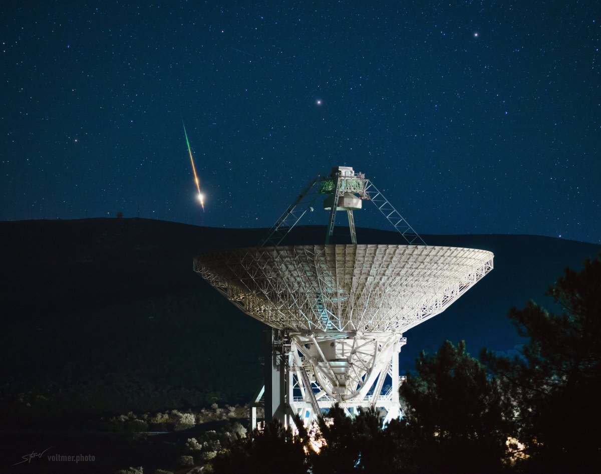 A bright Perseid meteor over the Sardinia Radio Telescope (SRT). 📡 
Image taken on August 14, 2023.

📷 @SeVoSpace 

#sardegna #radiotelescope #srt #nasa #astrophotography #sebastianvoltmer #space