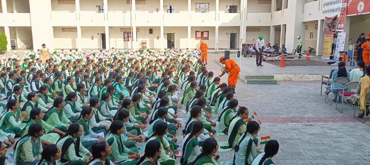07NDRF's tweet photo. #Team7BnNDRF conducted #SSP under #Har_Ghar_Tiranga campaign at Meritorious School, Bathinda (PB).
Topics Covered
Flood Safety  &amp; Rescue Techniques
CPR
Bandage
Bleeding Control
Splinting 
Dos &amp; Don'ts during Earthquake
@ndrfhq 
@atulkarwal
@ndmaindia 
@Cmopb
@ANI 
@pib_india https://t.co/4891DFI0Gm