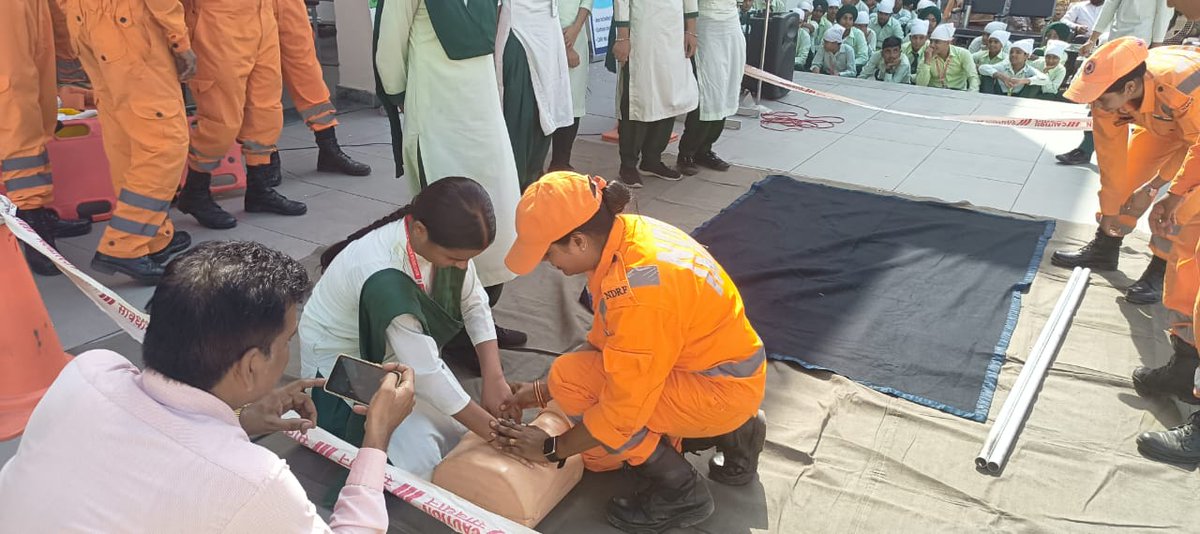 07NDRF's tweet photo. #Team7BnNDRF conducted #SSP under #Har_Ghar_Tiranga campaign at Meritorious School, Bathinda (PB).
Topics Covered
Flood Safety  &amp; Rescue Techniques
CPR
Bandage
Bleeding Control
Splinting 
Dos &amp; Don'ts during Earthquake
@ndrfhq 
@atulkarwal
@ndmaindia 
@Cmopb
@ANI 
@pib_india https://t.co/4891DFI0Gm