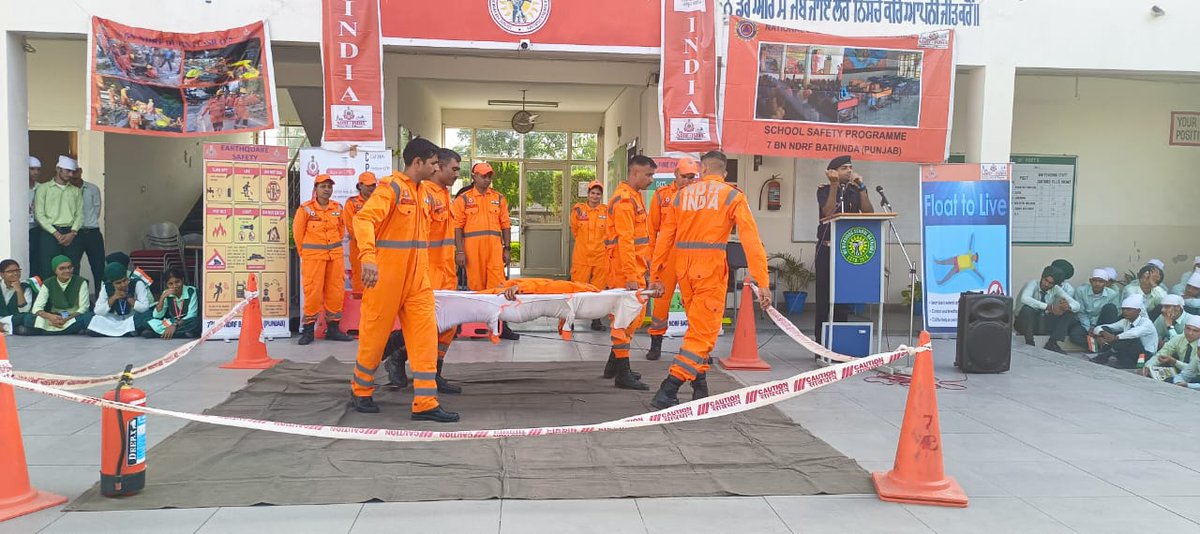 07NDRF's tweet photo. #Team7BnNDRF conducted #SSP under #Har_Ghar_Tiranga campaign at Meritorious School, Bathinda (PB).
Topics Covered
Flood Safety  &amp; Rescue Techniques
CPR
Bandage
Bleeding Control
Splinting 
Dos &amp; Don'ts during Earthquake
@ndrfhq 
@atulkarwal
@ndmaindia 
@Cmopb
@ANI 
@pib_india https://t.co/4891DFI0Gm