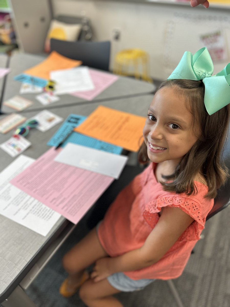StaceyUtley1's tweet photo. Meet the Teacher 🧡🖤
#AllinAledo #mccallfamily https://t.co/kqKuKUbpvl