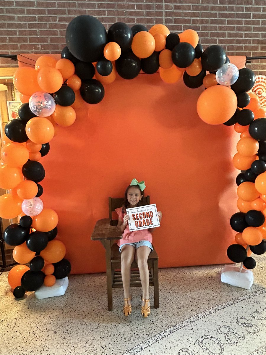 StaceyUtley1's tweet photo. Meet the Teacher 🧡🖤
#AllinAledo #mccallfamily https://t.co/kqKuKUbpvl